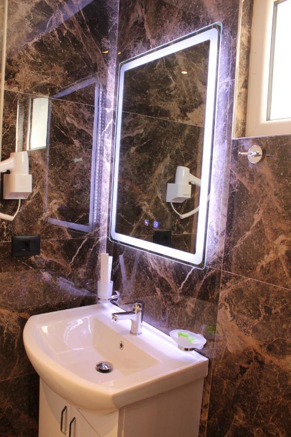 Bebi Hotel And Apartments Sarandë Eksteriør billede