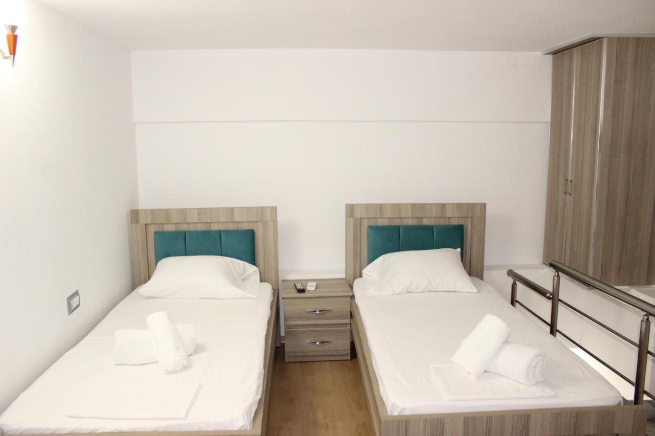 Bebi Hotel And Apartments Sarandë Eksteriør billede