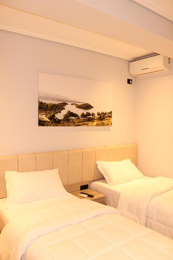 Bebi Hotel And Apartments Sarandë Eksteriør billede