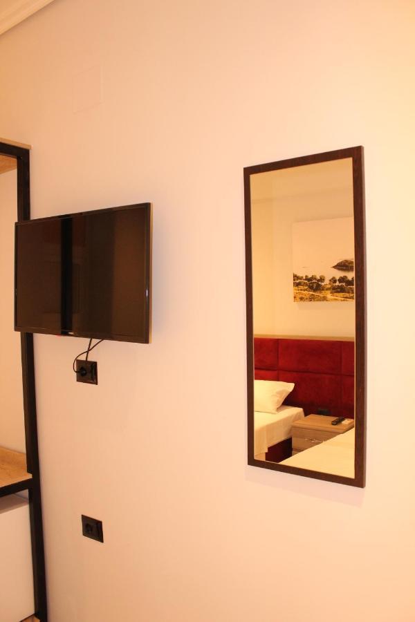 Bebi Hotel And Apartments Sarandë Eksteriør billede
