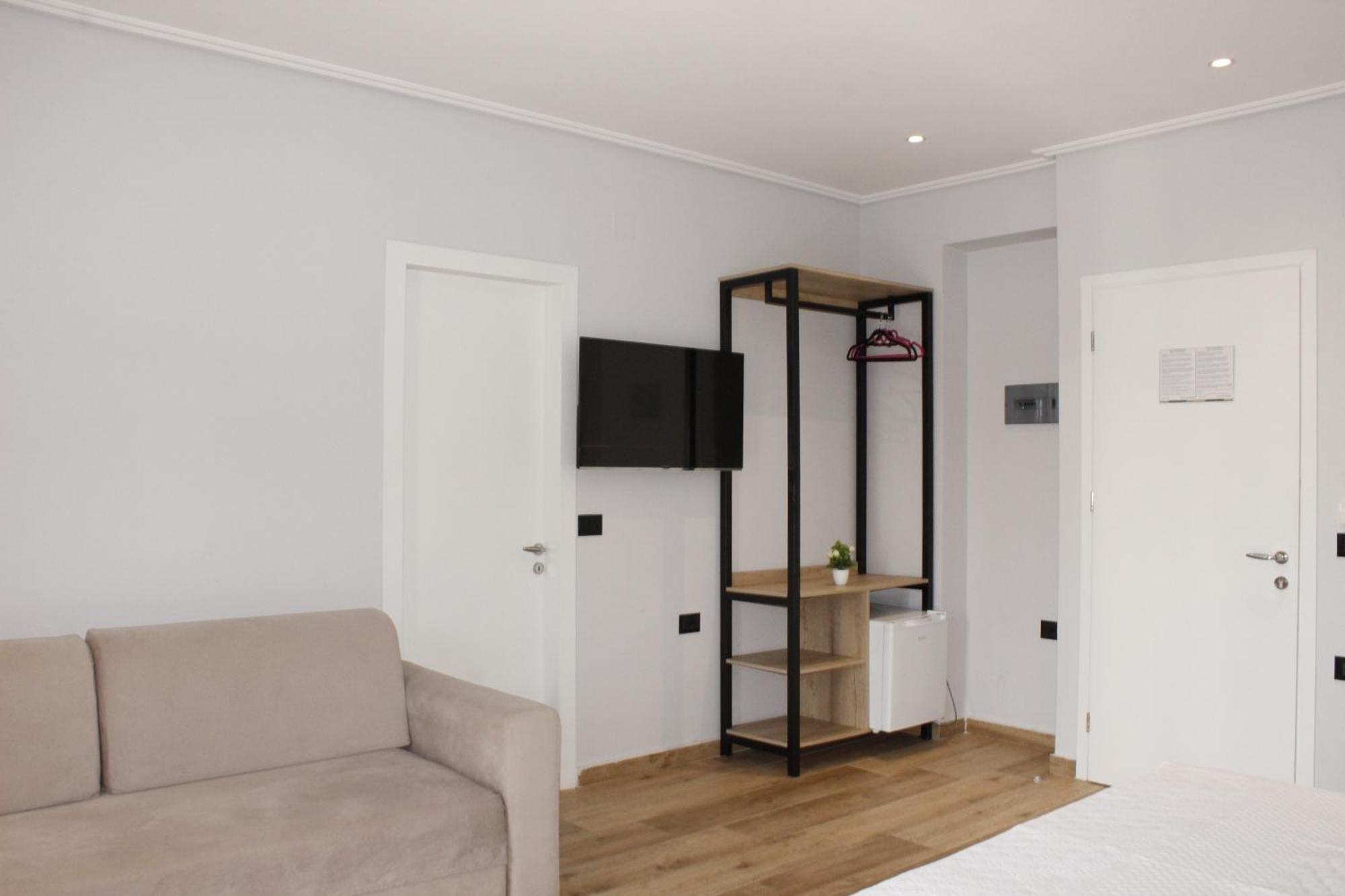 Bebi Hotel And Apartments Sarandë Eksteriør billede