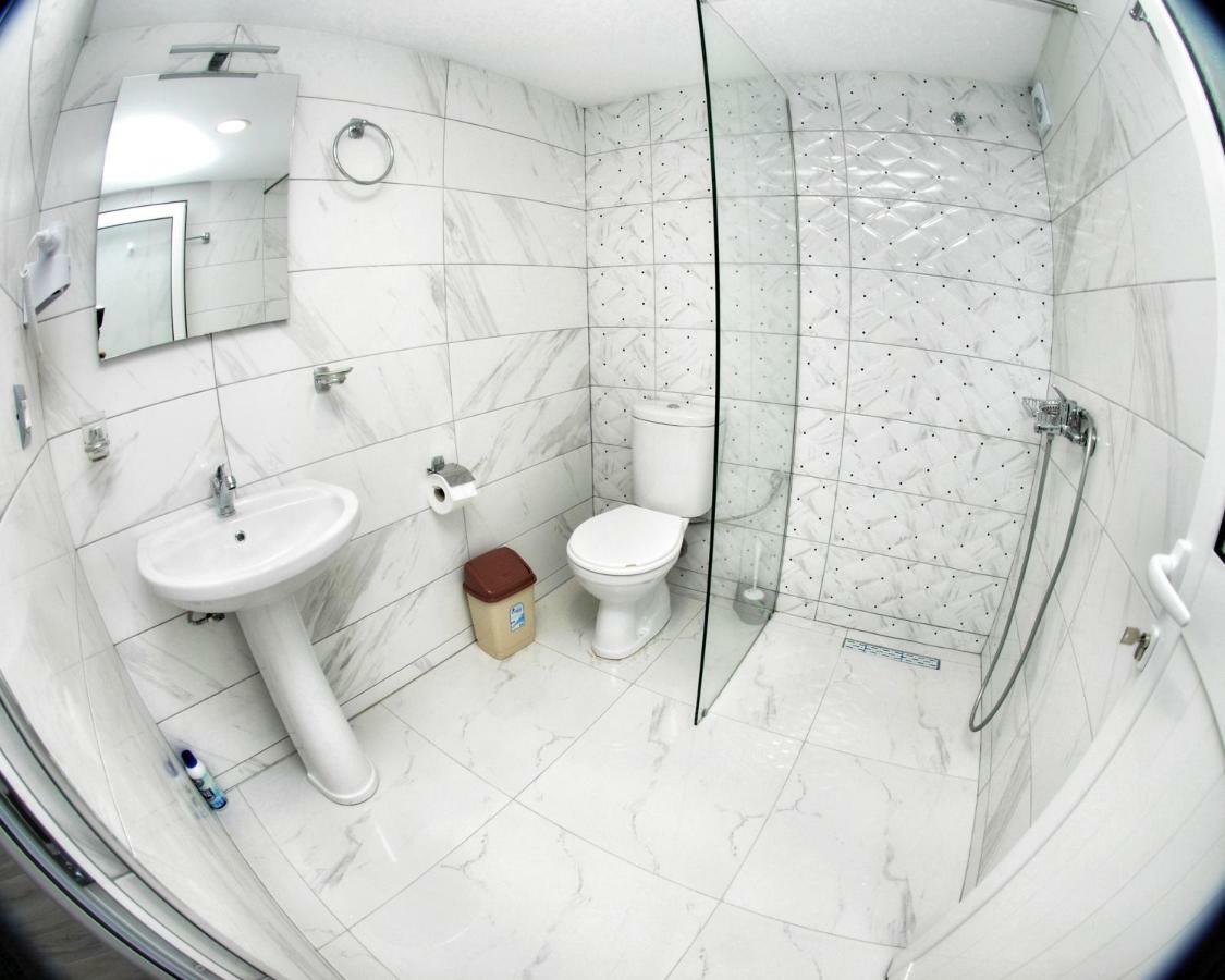 Bebi Hotel And Apartments Sarandë Eksteriør billede